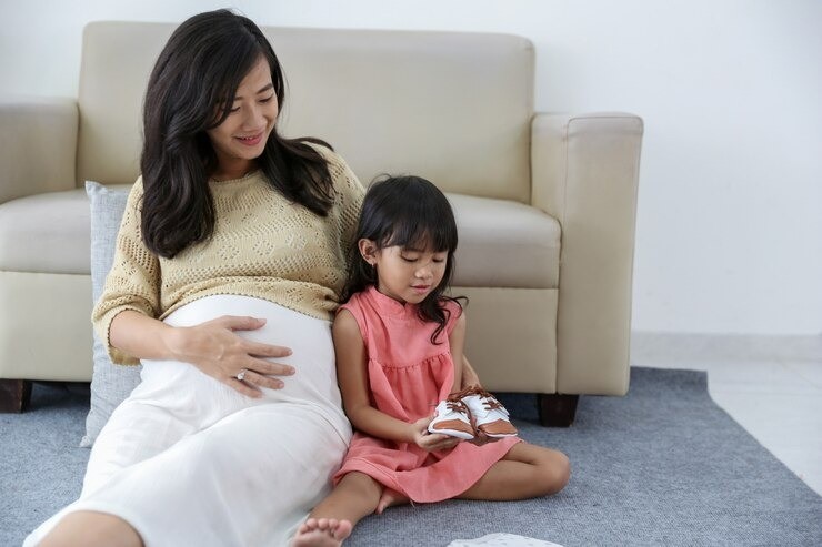 perkembangan anak usia 4 tahun, milestone anak usia 5 tahun, anak mandiri prasekolah, keterampilan sosial anak, anak belajar mandiri, parenting ibu muda, tahapan tumbuh kembang anak
